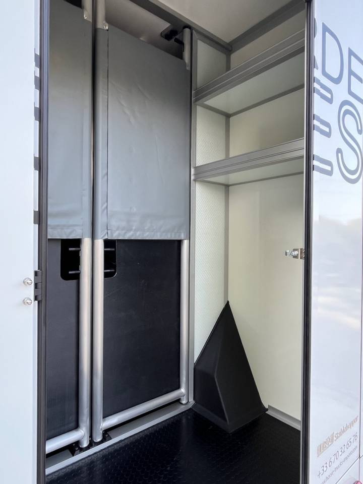 Furgoneta para caballos Peugeot PEUGEOT BOXER BLUEHDI 165 MSG STALLION LIGHT 2025 De segunda mano