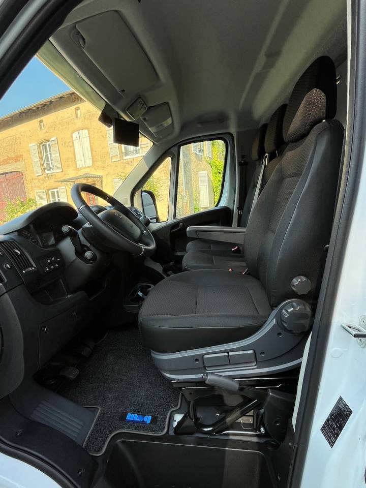 Furgoneta para caballos Peugeot PEUGEOT BOXER BLUEHDI 165 MSG STALLION LIGHT 2025 De segunda mano