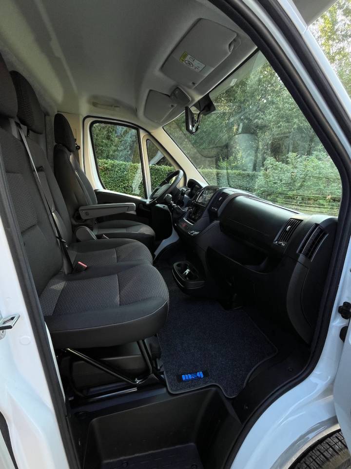 Furgoneta para caballos Peugeot PEUGEOT BOXER BLUEHDI 165 MSG STALLION LIGHT 2025 De segunda mano