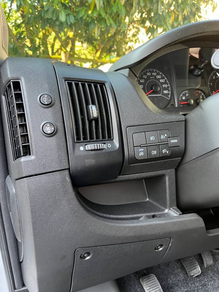 Furgoneta para caballos Peugeot PEUGEOT BOXER BLUEHDI 165 MSG STALLION LIGHT 2025 De segunda mano