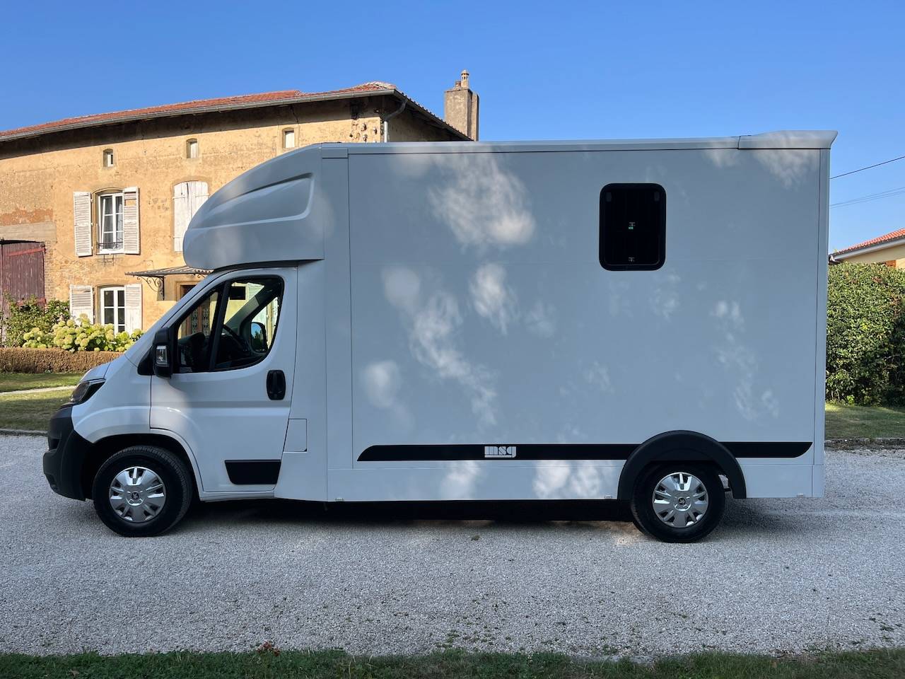 Furgoneta para caballos Peugeot PEUGEOT BOXER BLUEHDI 165 MSG STALLION LIGHT 2025 De segunda mano