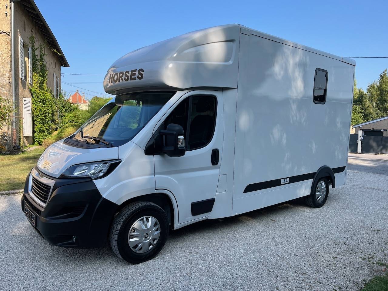 Furgoneta para caballos Peugeot PEUGEOT BOXER BLUEHDI 165 MSG STALLION LIGHT 2025 De segunda mano