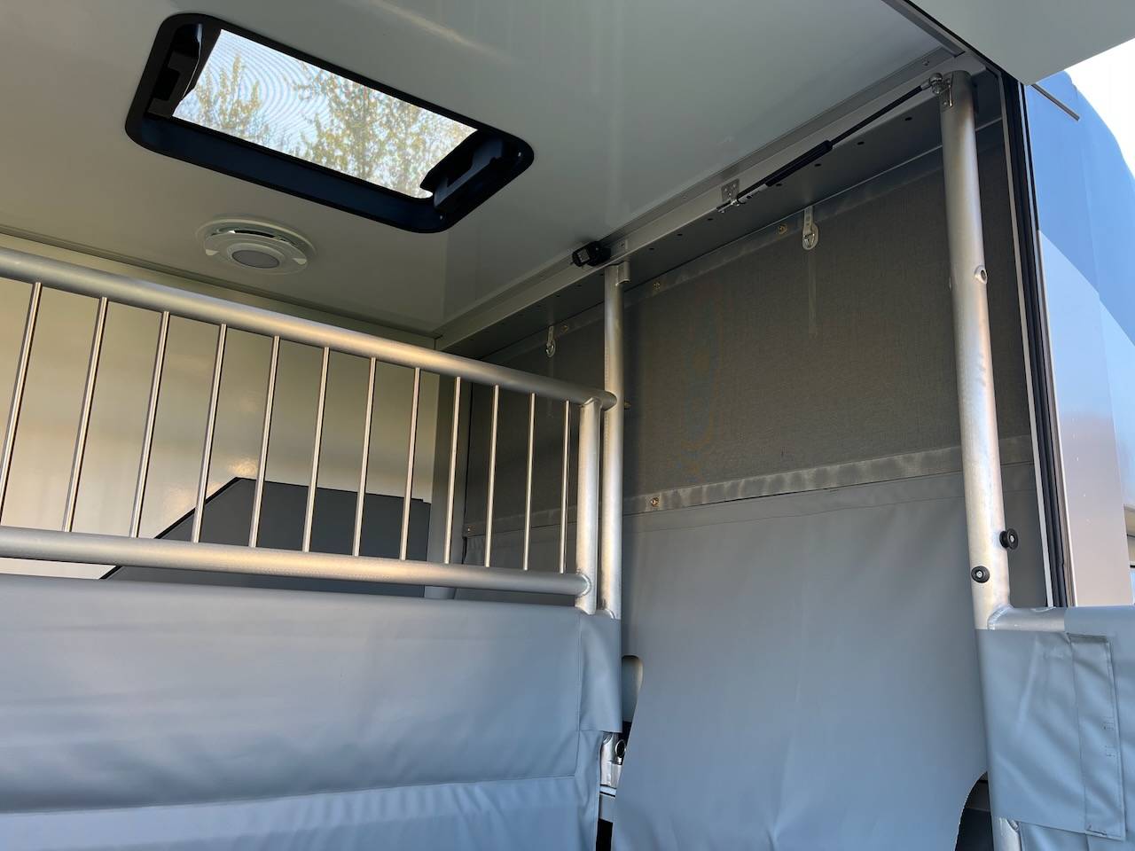 Furgoneta para caballos Nissan NISSAN INTERSTAR DCI 165 MSG SUPERLIGHT PLUS 2026 De segunda mano