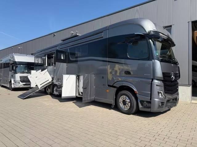 Cami&oacute;n para caballos Mercedes MERCEDES-BENZ ACTROS 2651 KRISMAR EXCLUSIV POP OUT 2021 De segunda mano
