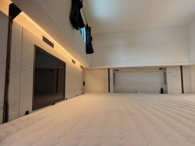 Cami&oacute;n para caballos Mercedes MERCEDES-BENZ ACTROS 2651 KRISMAR EXCLUSIV POP OUT 2021 De segunda mano