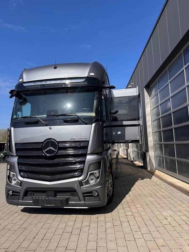 Cami&oacute;n para caballos Mercedes MERCEDES-BENZ ACTROS 2651 KRISMAR EXCLUSIV POP OUT 2021 De segunda mano