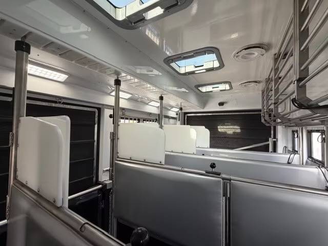 Cami&oacute;n para caballos Mercedes MERCEDES-BENZ ACTROS 2651 KRISMAR EXCLUSIV POP OUT 2021 De segunda mano