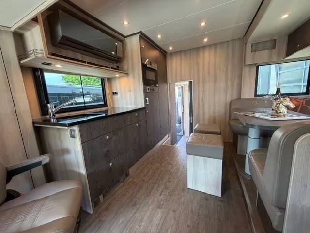 Cami&oacute;n para caballos Volvo VOLVO FH 500 ROELOFSEN RR6 POP OUT & PUSH UP 2016 De segunda mano