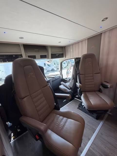 Cami&oacute;n para caballos Volvo VOLVO FH 500 ROELOFSEN RR6 POP OUT & PUSH UP 2016 De segunda mano