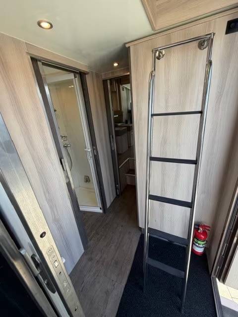 Cami&oacute;n para caballos Volvo VOLVO FH 500 ROELOFSEN RR6 POP OUT & PUSH UP 2016 De segunda mano