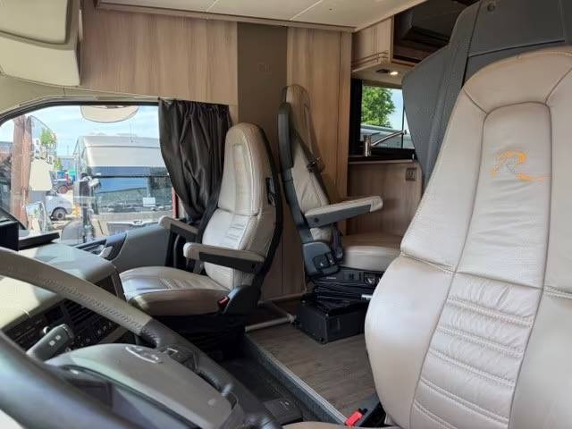 Cami&oacute;n para caballos Volvo VOLVO FH 500 ROELOFSEN RR6 POP OUT & PUSH UP 2016 De segunda mano