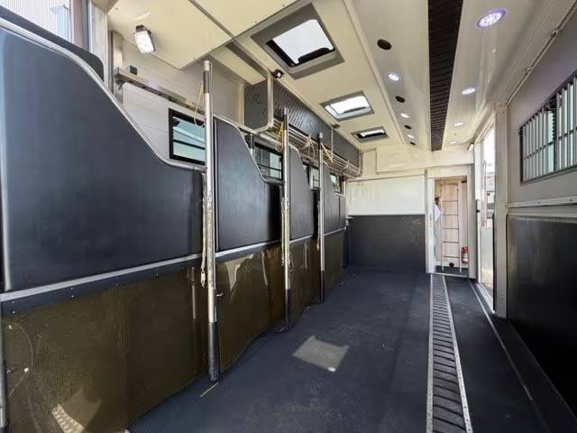 Cami&oacute;n para caballos Volvo VOLVO FH 500 ROELOFSEN RR6 POP OUT & PUSH UP 2016 De segunda mano