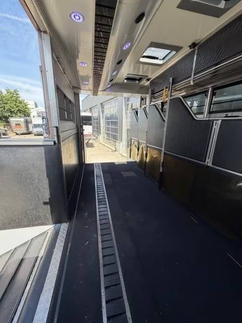 Cami&oacute;n para caballos Volvo VOLVO FH 500 ROELOFSEN RR6 POP OUT & PUSH UP 2016 De segunda mano