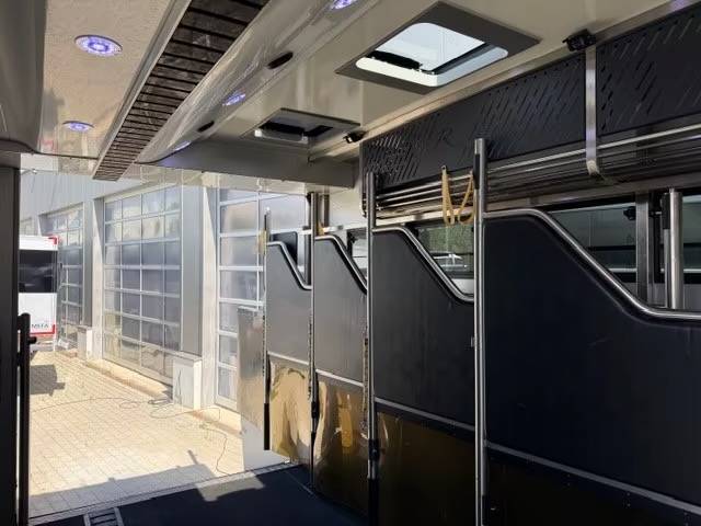 Cami&oacute;n para caballos Volvo VOLVO FH 500 ROELOFSEN RR6 POP OUT & PUSH UP 2016 De segunda mano