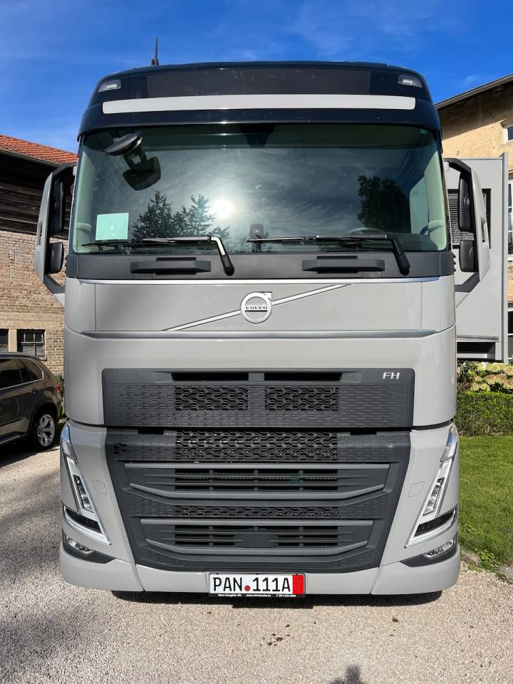 Cami&oacute;n para caballos HTI VOLVO FH 500 HTI PROFESSIONAL 6 2023 De segunda mano