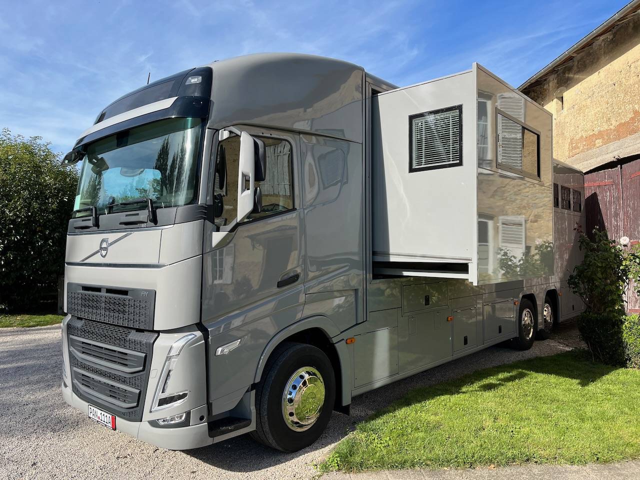 Cami&oacute;n para caballos HTI VOLVO FH 500 HTI PROFESSIONAL 6 2023 De segunda mano