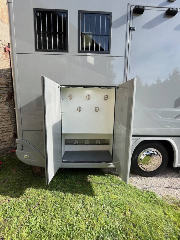 Cami&oacute;n para caballos HTI VOLVO FH 500 HTI PROFESSIONAL 6 2023 De segunda mano