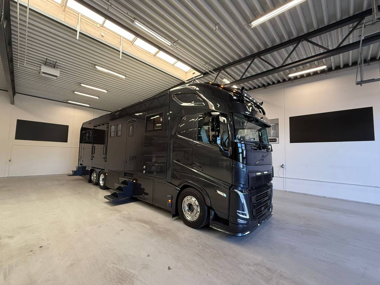 Cami&oacute;n para caballos Volvo VOLVO FH 500 NF 8 HORSES 2025 De segunda mano