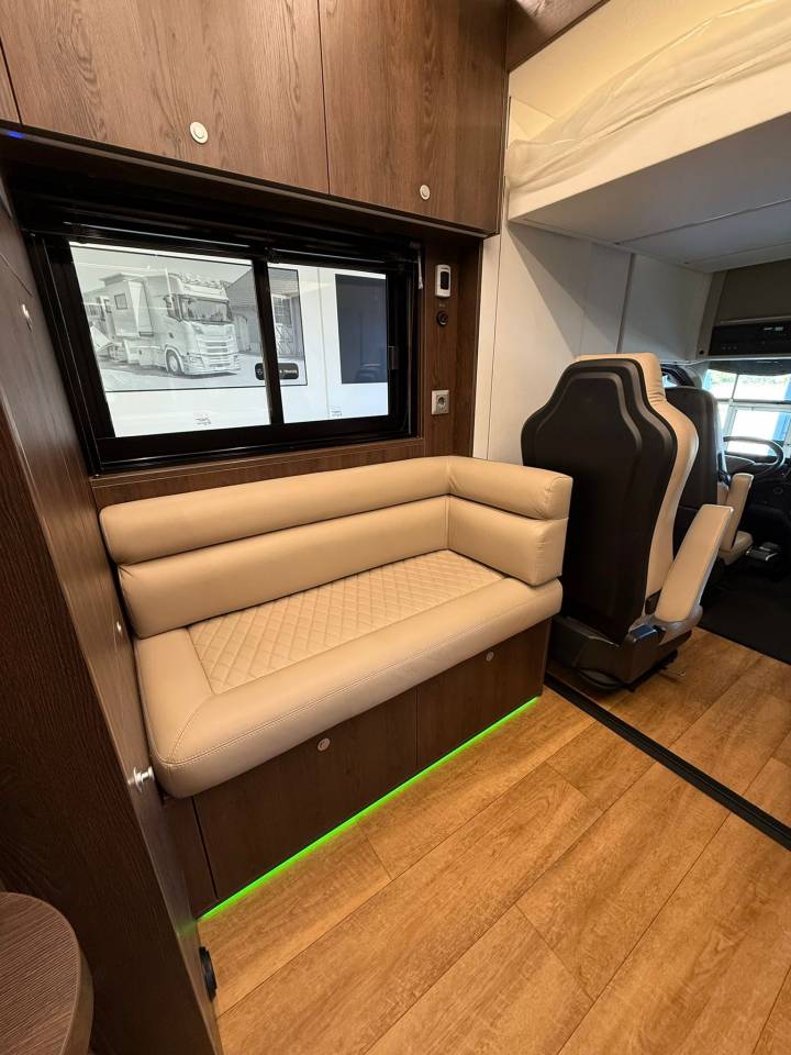 Cami&oacute;n para caballos Volvo VOLVO FH 500 NF 8 HORSES 2025 De segunda mano