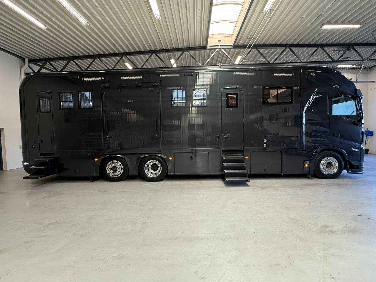 Cami&oacute;n para caballos Volvo VOLVO FH 500 NF 8 HORSES 2025 De segunda mano