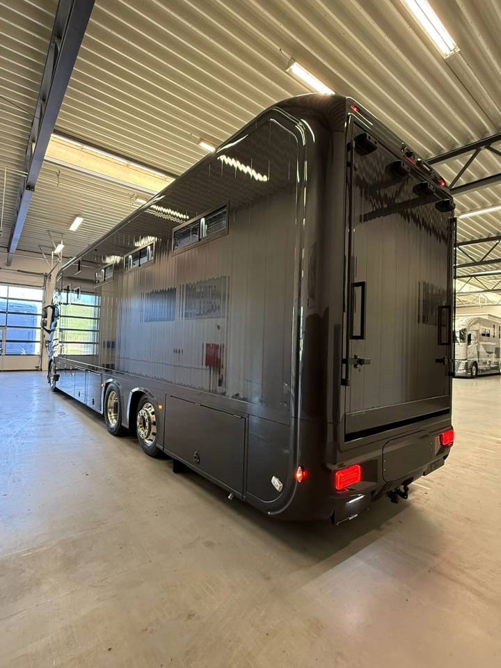 Cami&oacute;n para caballos Volvo VOLVO FH 500 NF 8 HORSES 2025 De segunda mano