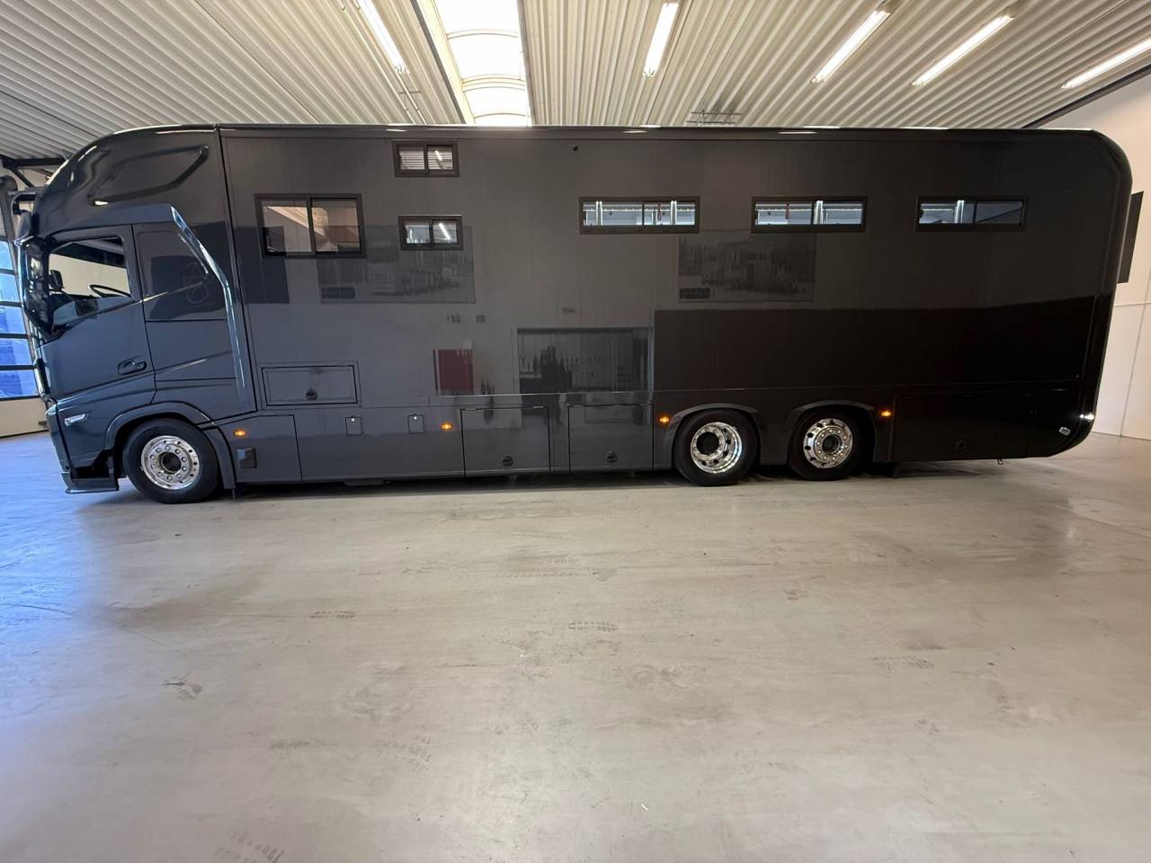 Cami&oacute;n para caballos Volvo VOLVO FH 500 NF 8 HORSES 2025 De segunda mano