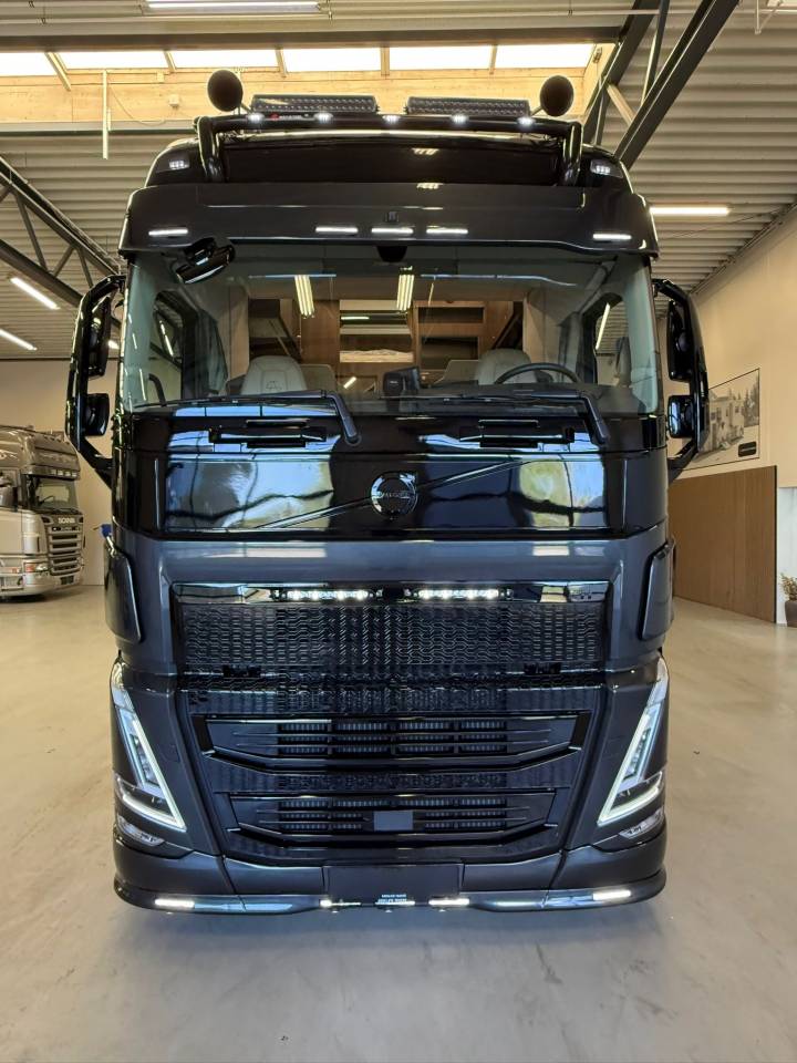 Cami&oacute;n para caballos Volvo VOLVO FH 500 NF 8 HORSES 2025 De segunda mano