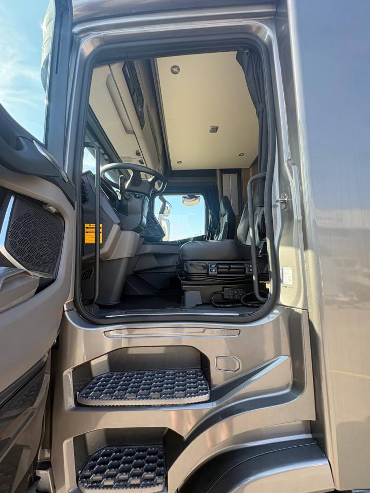 Cami&oacute;n para caballos Scania SCANIA S500 EHC POP OUT 2020 De segunda mano