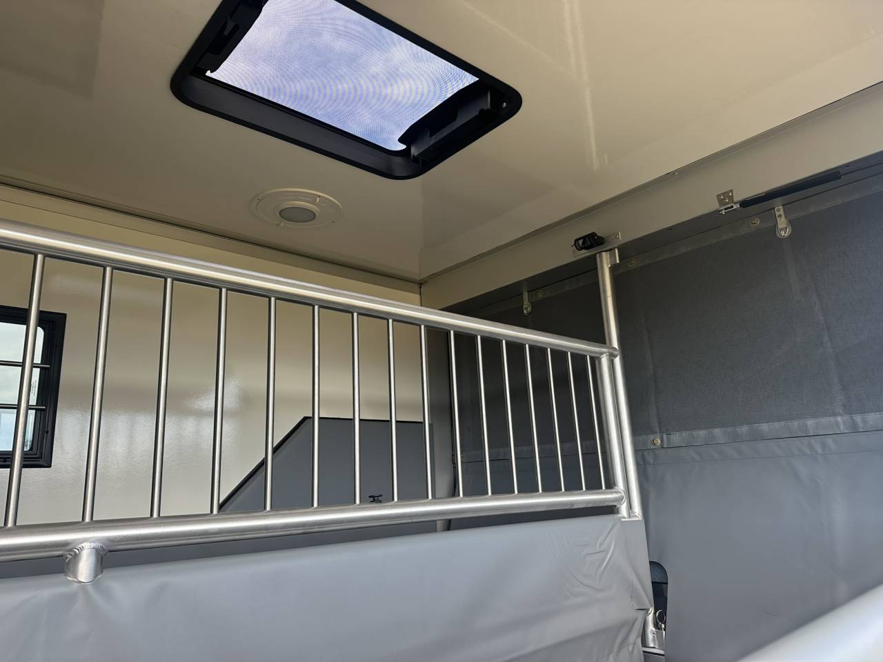Furgoneta para caballos Iveco IVECO DAILY 35-210 HI-MATIC MSG STALLION LIGHT 2026 Nuevo