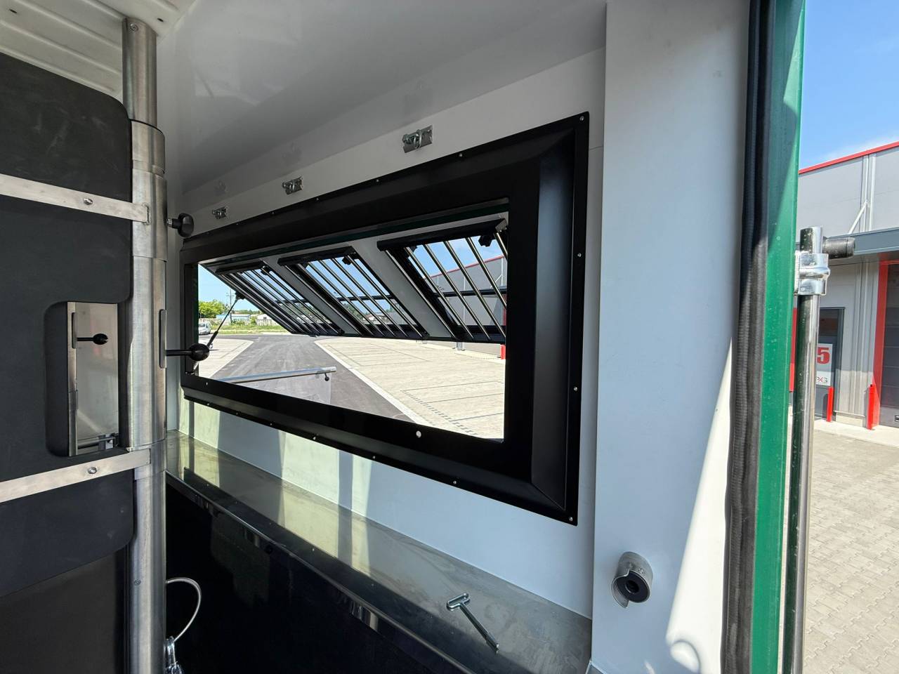 Cami&oacute;n para caballos HTI VOLVO FM 500 HTI PROFESSIONAL 5 2026 Nuevo
