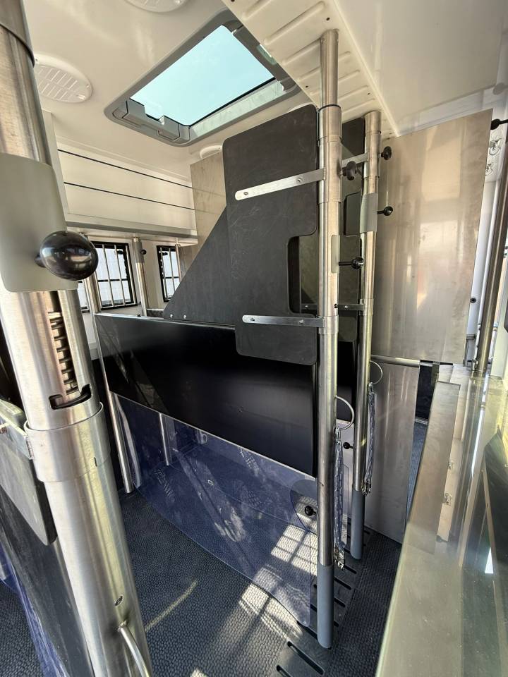 Cami&oacute;n para caballos HTI VOLVO FM 500 HTI PROFESSIONAL 5 2026 Nuevo