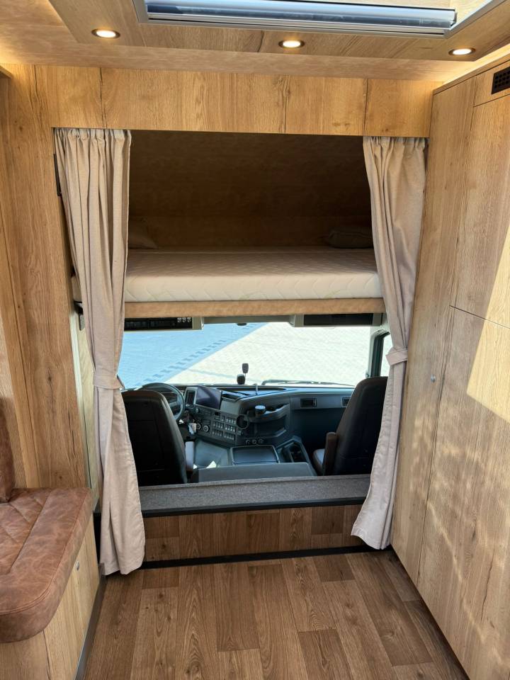Cami&oacute;n para caballos HTI VOLVO FM 500 HTI PROFESSIONAL 5 2026 Nuevo
