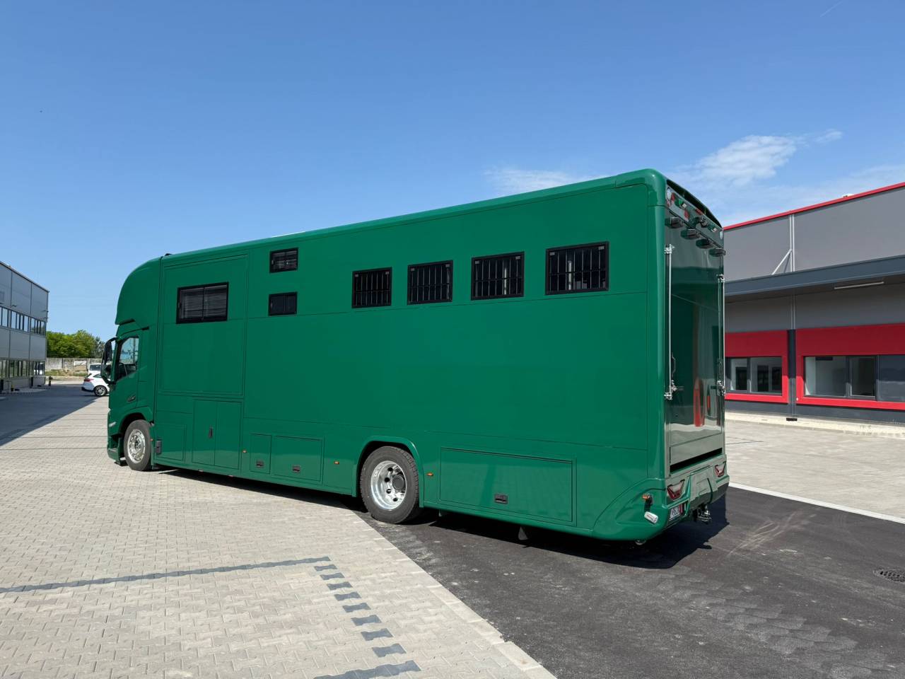 Cami&oacute;n para caballos HTI VOLVO FM 500 HTI PROFESSIONAL 5 2026 Nuevo
