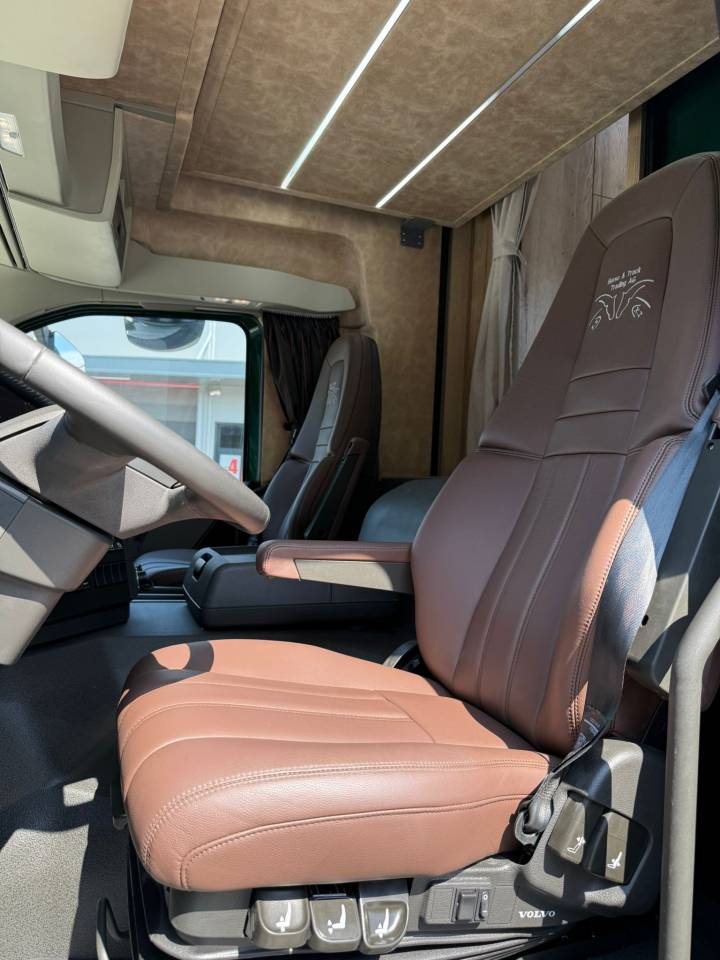 Cami&oacute;n para caballos HTI VOLVO FM 500 HTI PROFESSIONAL 5 2026 Nuevo