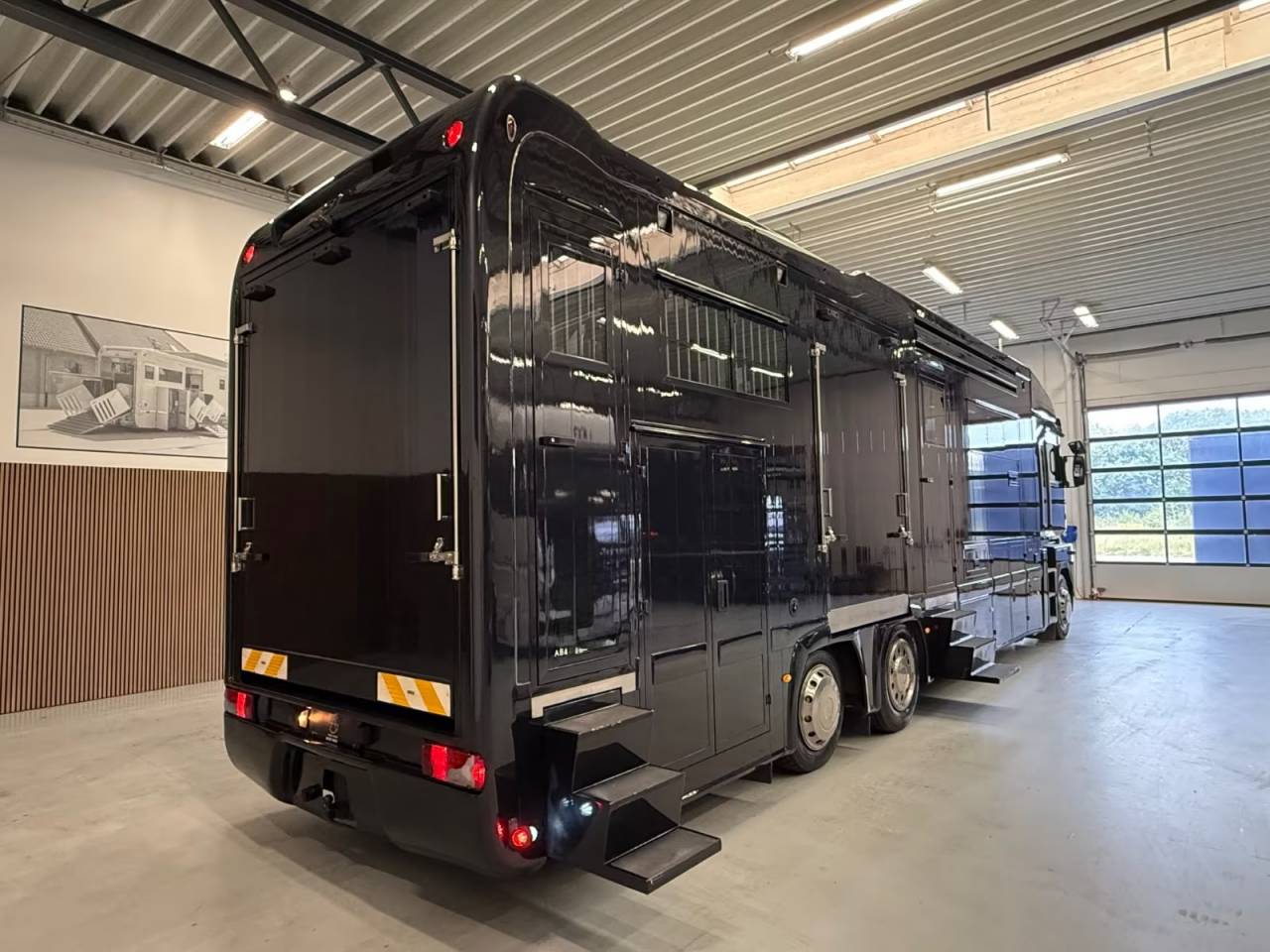 Cami&oacute;n para caballos Renault RENAULT MAGNUM 480 STX 5 HORSES POP OUT 2011 De segunda mano