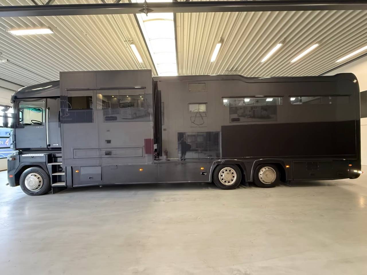 Cami&oacute;n para caballos Renault RENAULT MAGNUM 480 STX 5 HORSES POP OUT 2011 De segunda mano