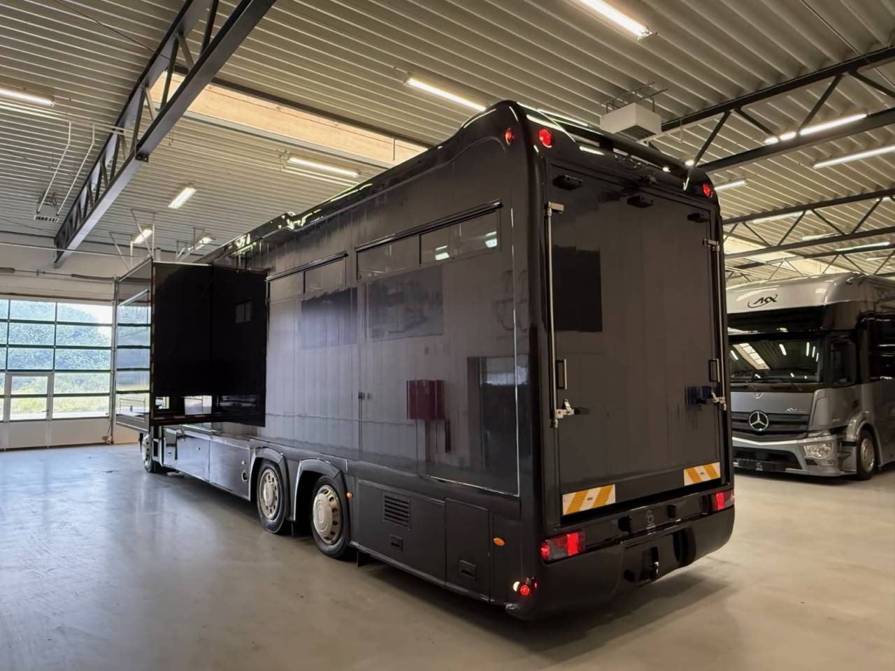 Cami&oacute;n para caballos Renault RENAULT MAGNUM 480 STX 5 HORSES POP OUT 2011 De segunda mano