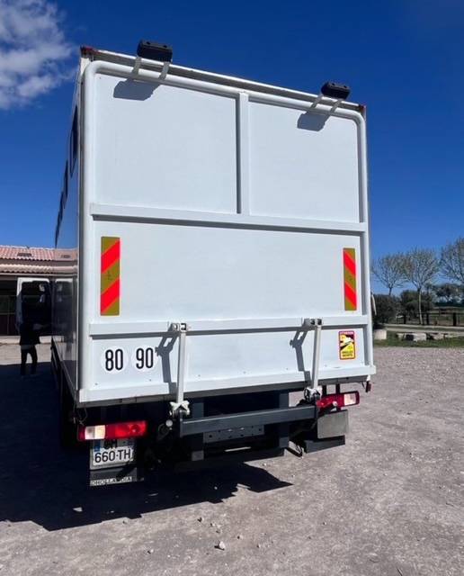 Cami&oacute;n para caballos Renault D 280 2018 De segunda mano