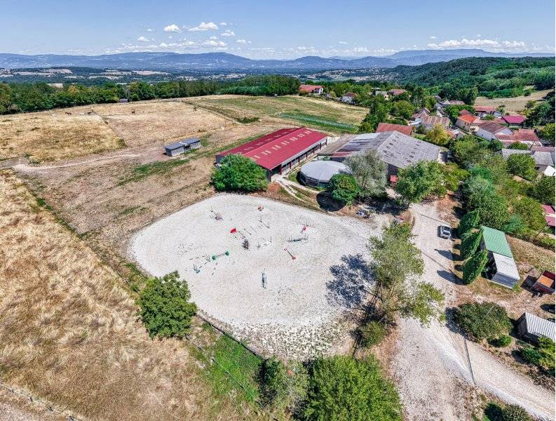 Propiedad ecuestre En venta Is&egrave;re