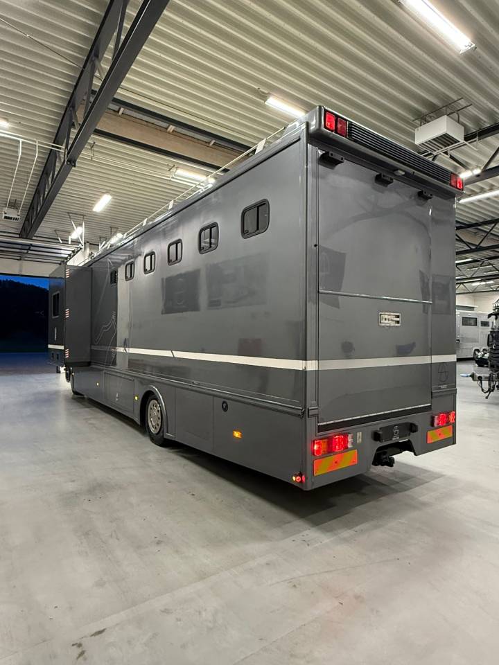 Cami&oacute;n para caballos Mercedes JL 2005 De segunda mano