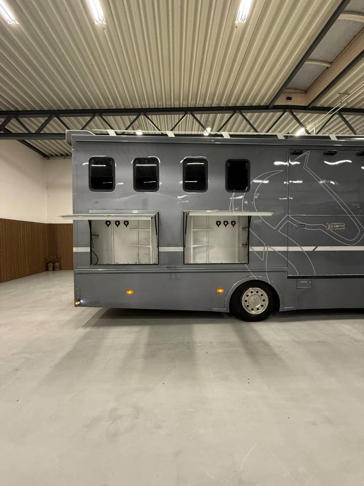 Cami&oacute;n para caballos Mercedes JL 2005 De segunda mano