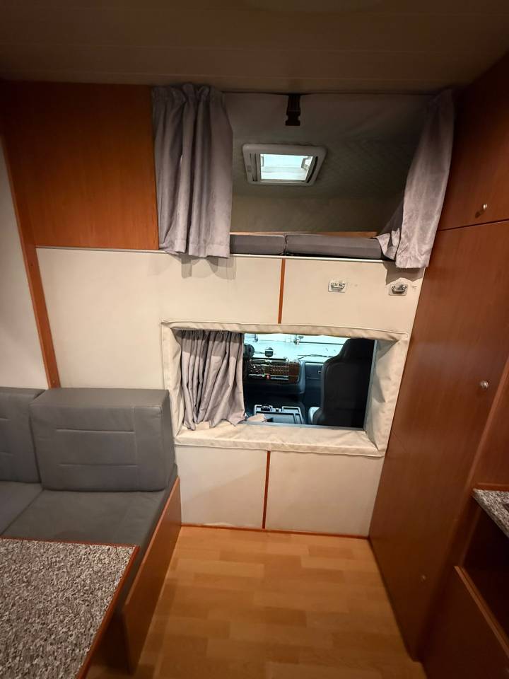 Cami&oacute;n para caballos Mercedes JL 2005 De segunda mano
