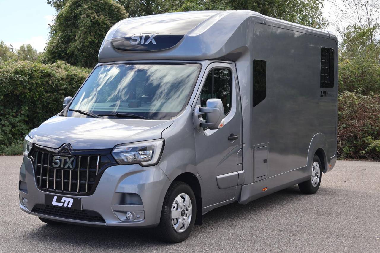 Furgoneta para caballos STX STX 2022 De segunda mano