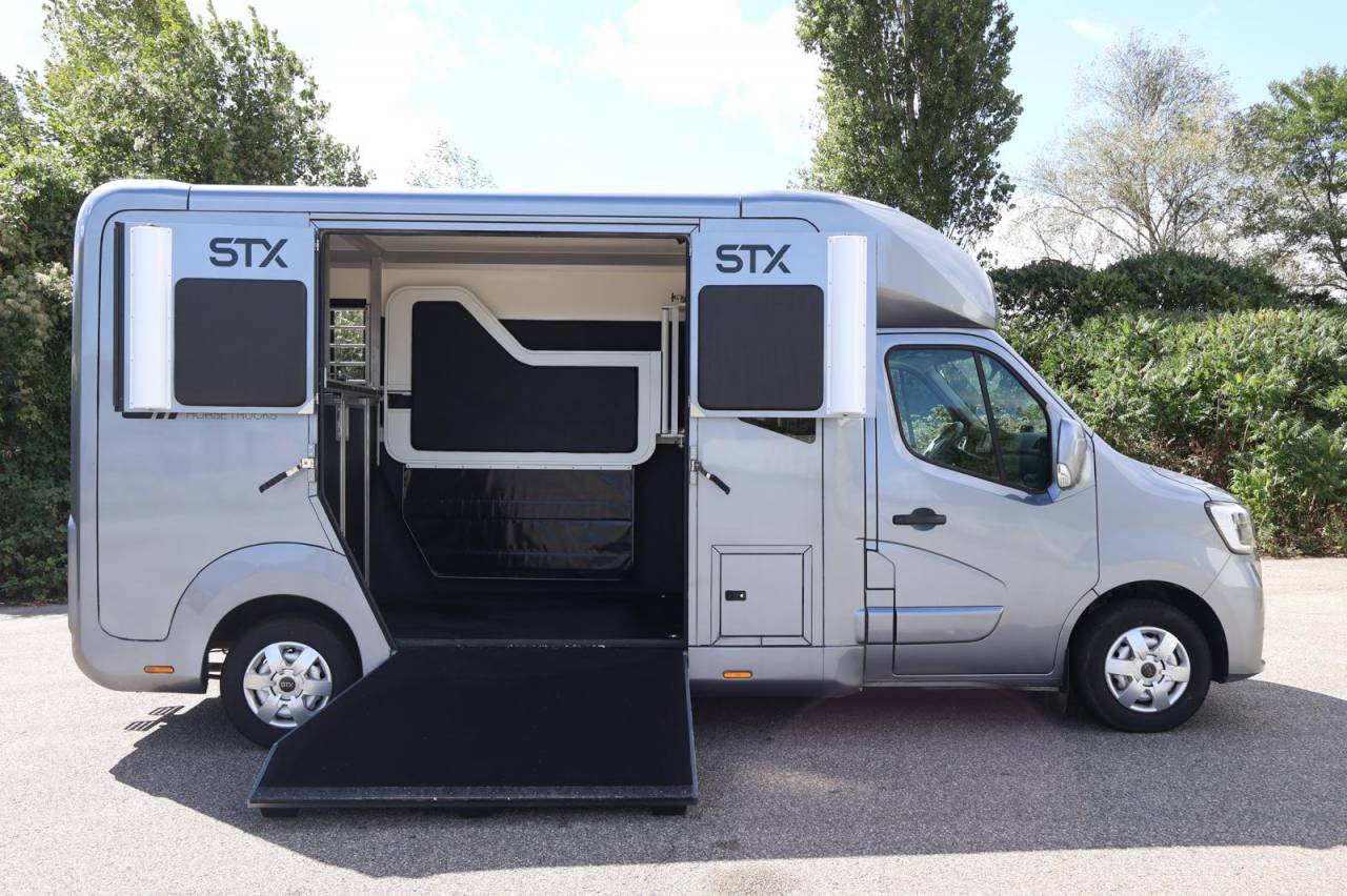 Furgoneta para caballos STX STX 2022 De segunda mano