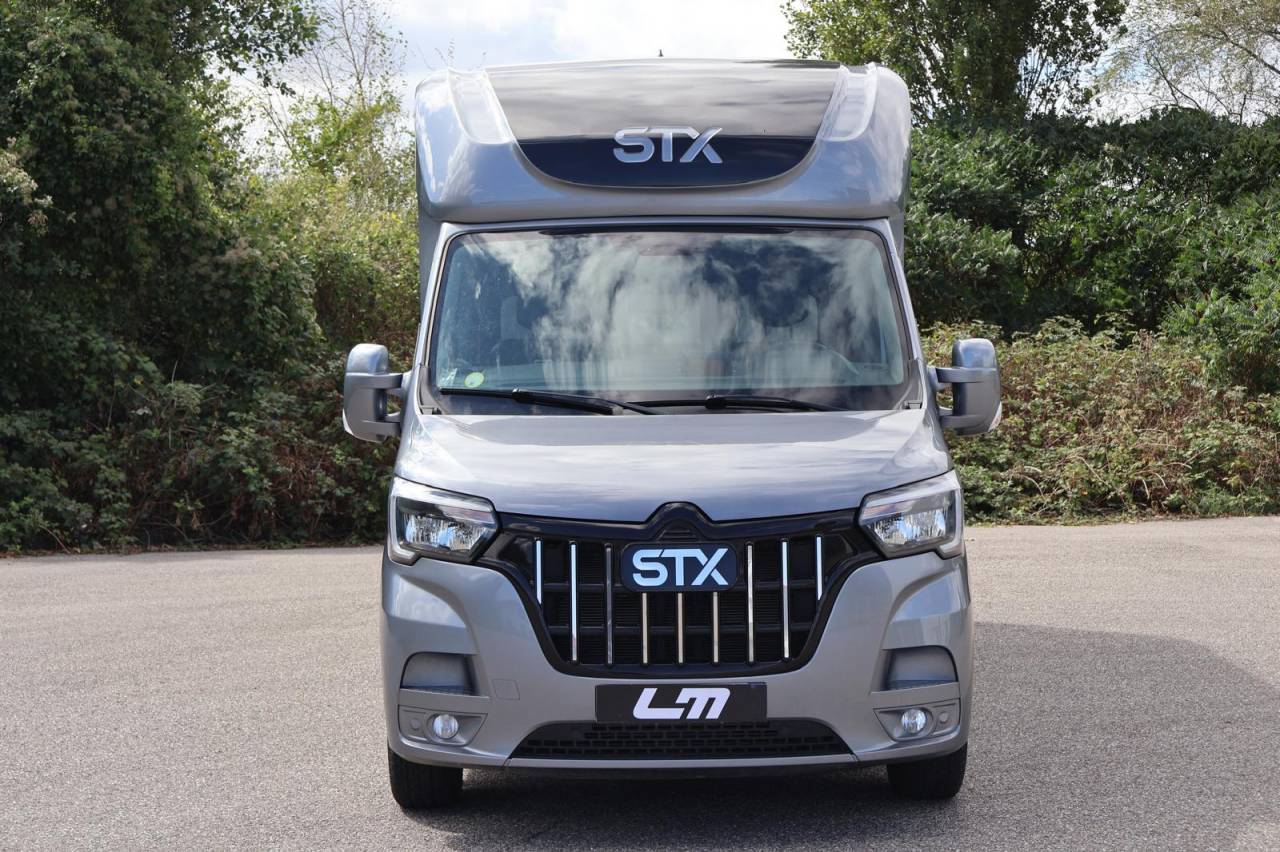 Furgoneta para caballos STX STX 2022 De segunda mano