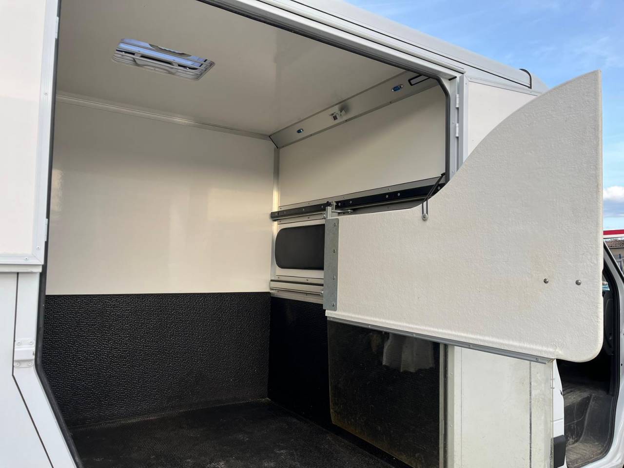 Furgoneta para caballos Opel Movano - Cavalcar 2020 De segunda mano