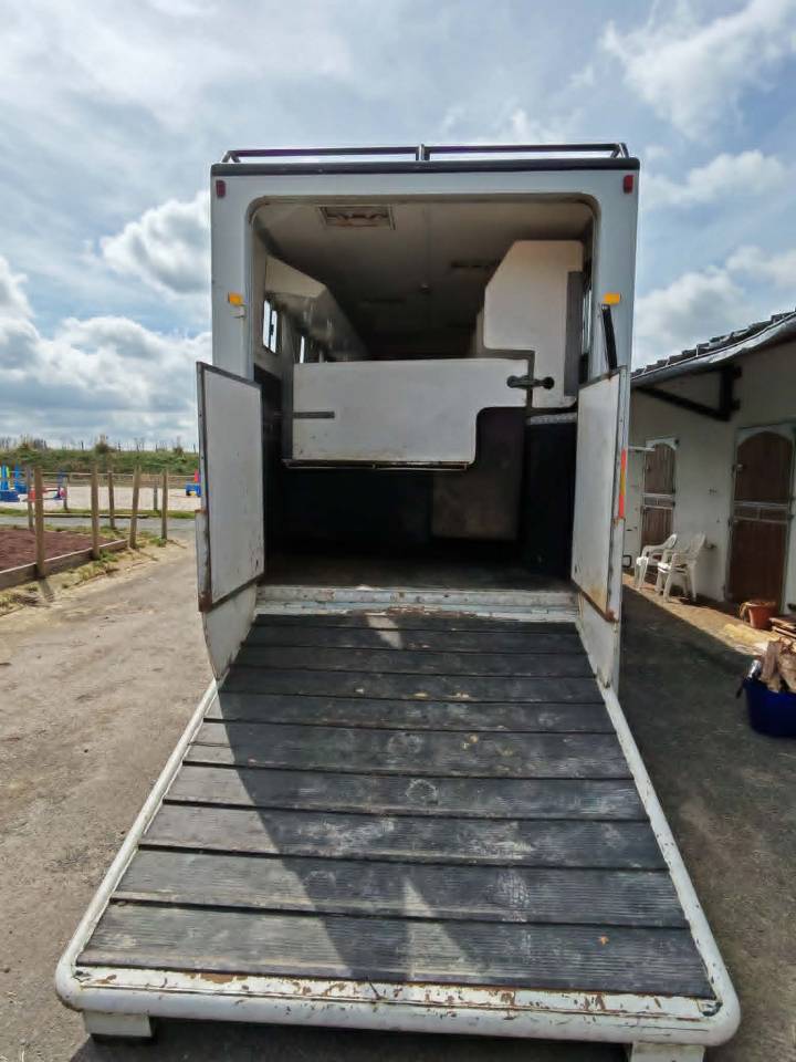 Cami&oacute;n para caballos Renault RENAULT PREMIUM 1999 De segunda mano