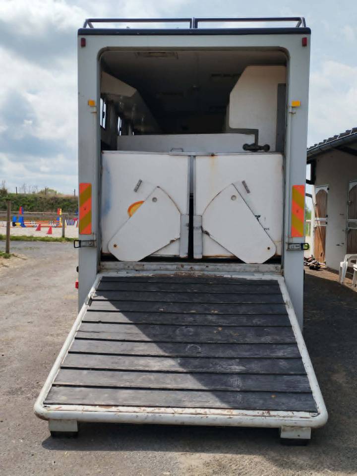 Cami&oacute;n para caballos Renault RENAULT PREMIUM 1999 De segunda mano