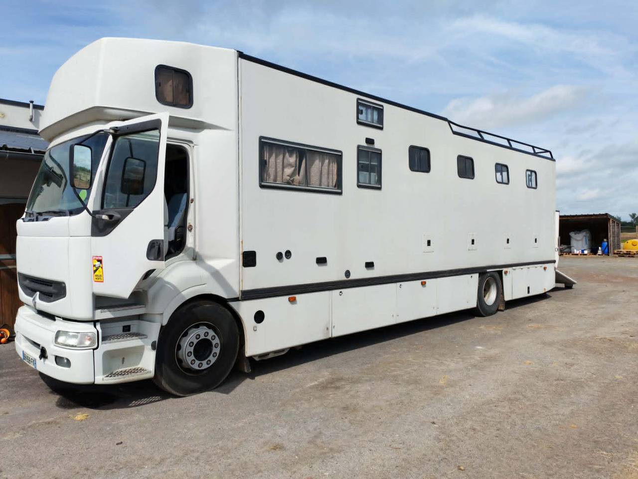 Cami&oacute;n para caballos Renault RENAULT PREMIUM 1999 De segunda mano