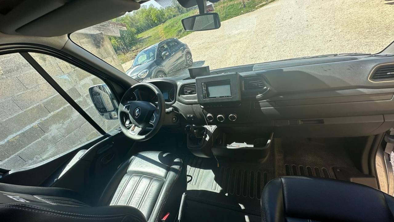 Furgoneta para caballos Renault STX 2023 De segunda mano